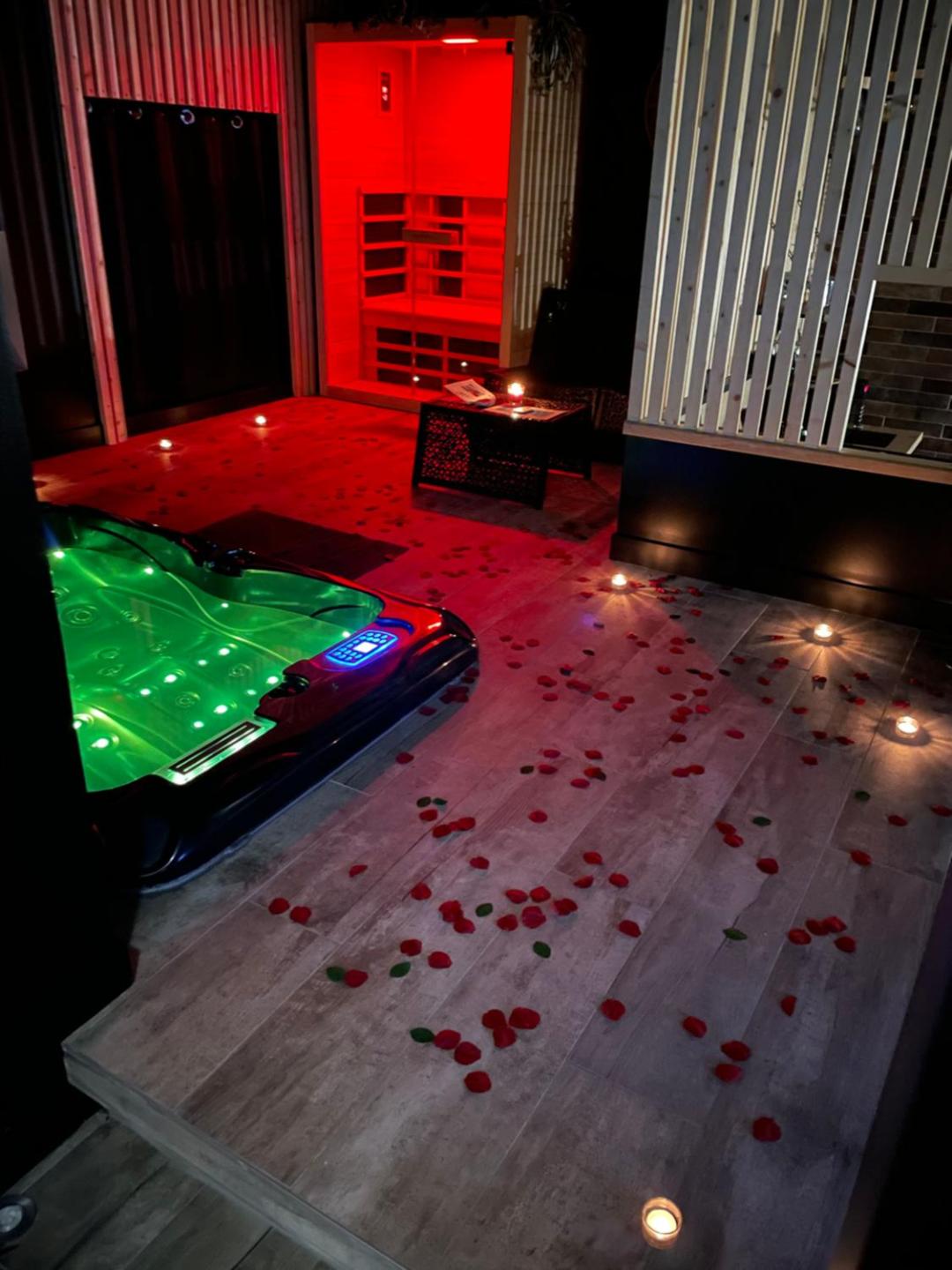 Chambre Love Hôtel La Suite Grenoble spa jacuzzi et sauna privatif Chambre Love Hôtel La Suite Grenoble spa jacuzzi et sauna privatif