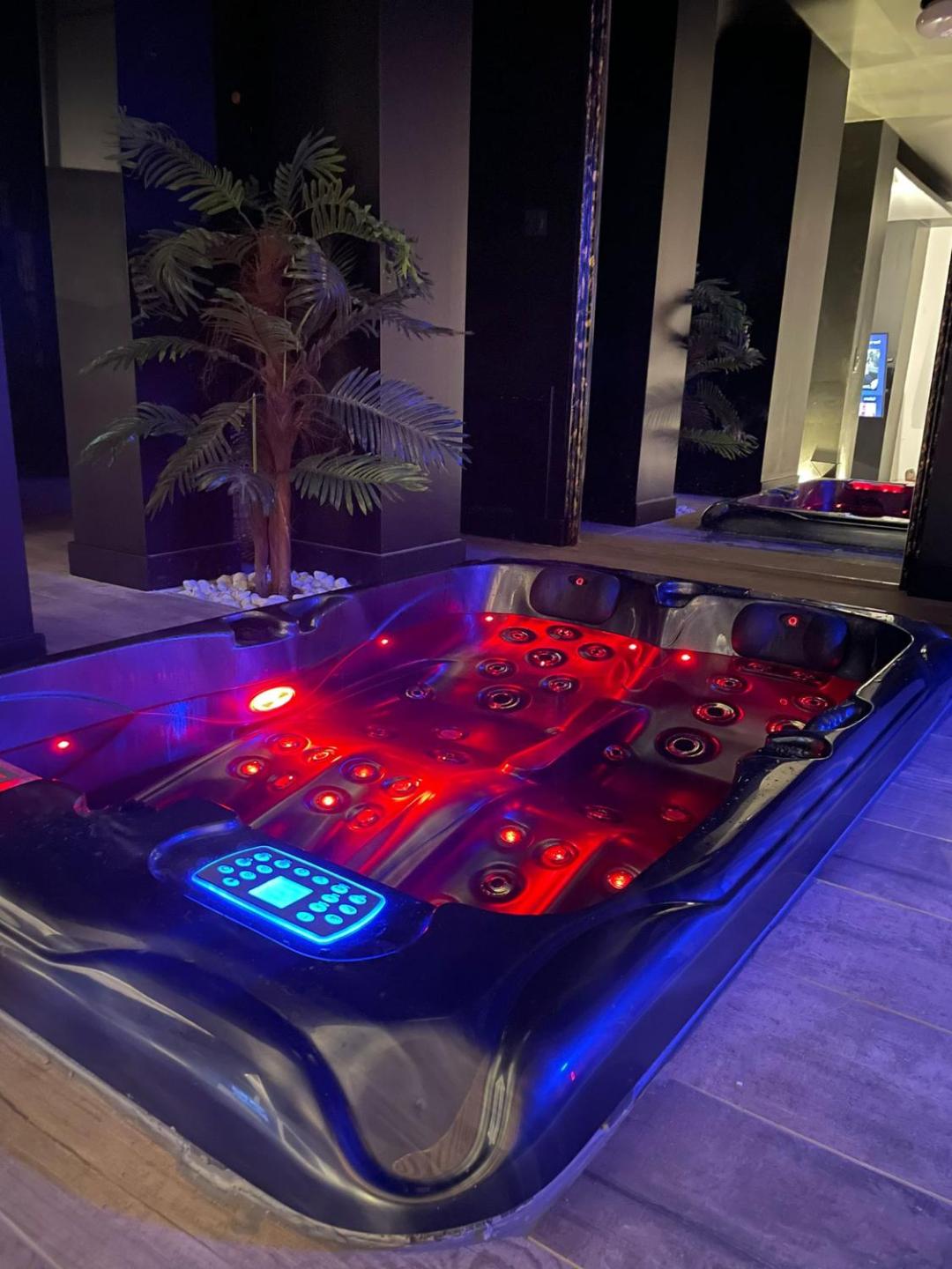 Love Hôtel La Suite Grenoble spa jacuzzi et sauna privatif Love Hôtel La Suite Grenoble spa jacuzzi et sauna privatif