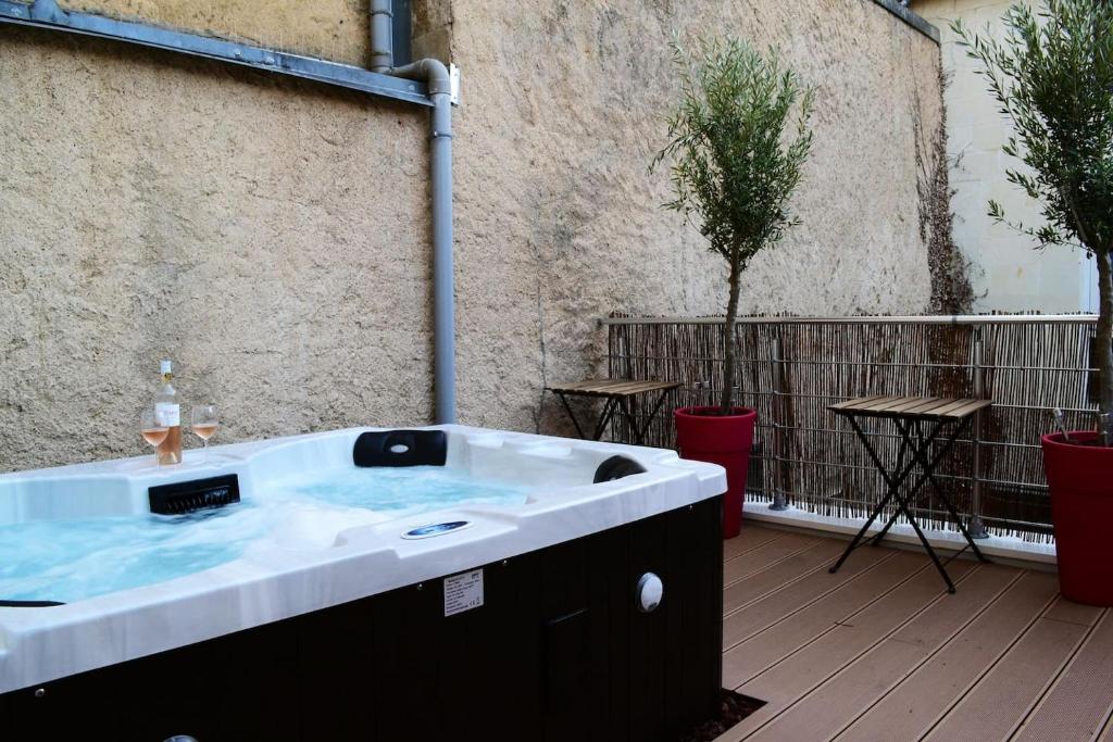 An authentic experience with spa in the center Poitiers avec Jacuzzi dans la Chambre