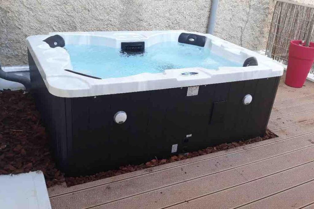 An authentic experience with spa in the center Poitiers avec Jacuzzi sur la Terrasse