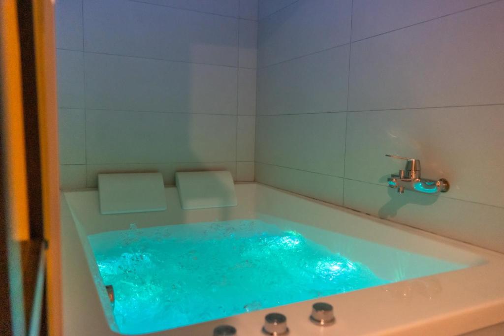 Baignoire Spa BnB Epernay Jacuzzi Terrasse 86