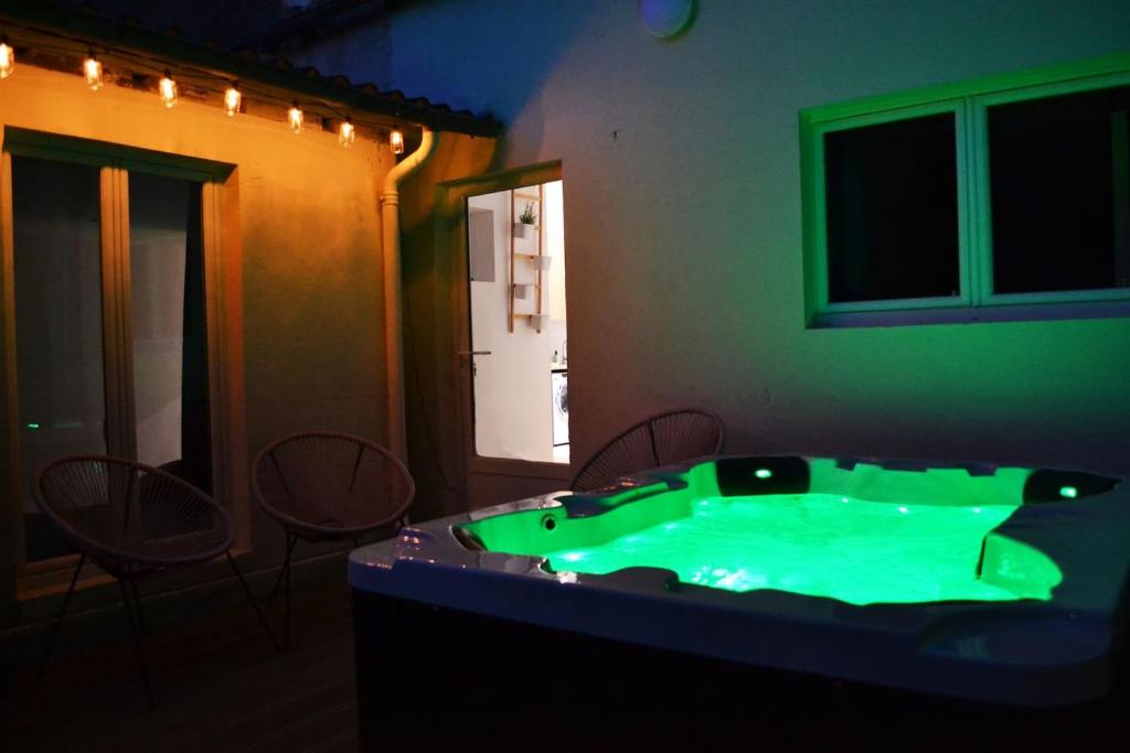 Chambre Jacuzzi Poitiers An authentic experience with spa in the center