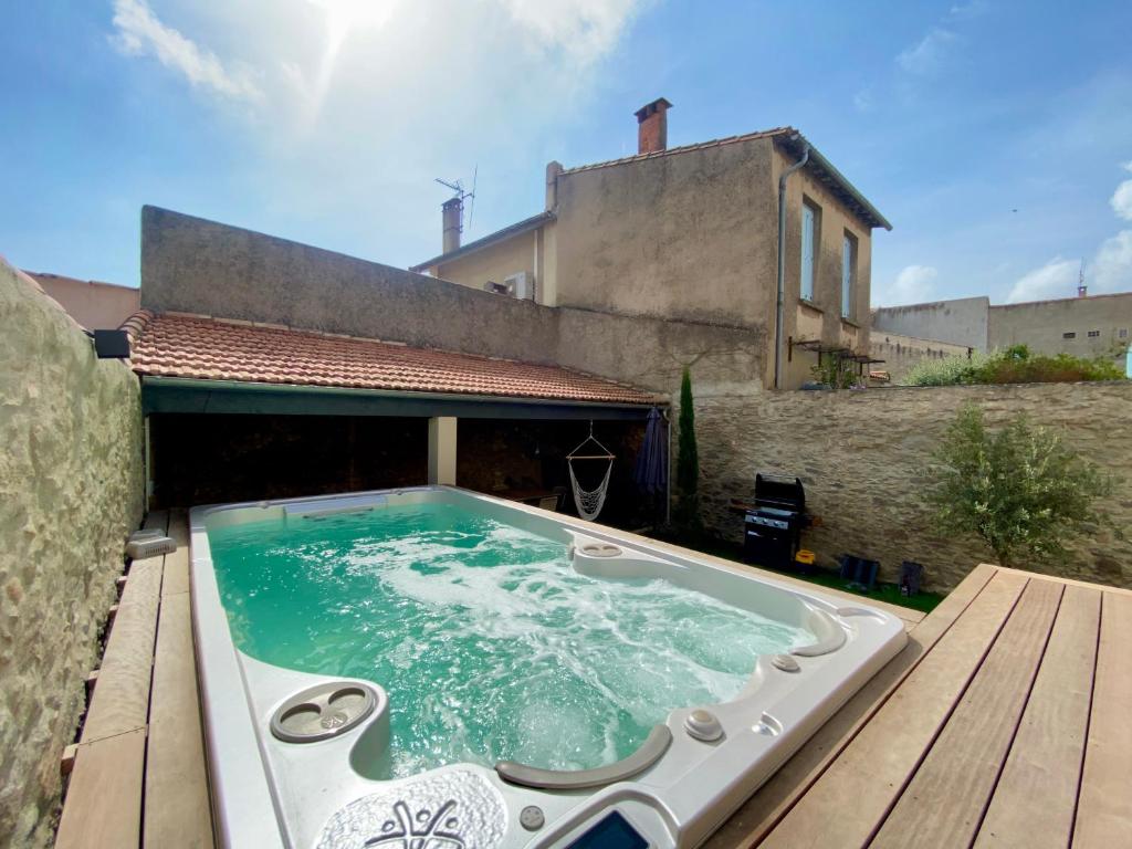 Jacuzzi Les Bulles de Carca Maison avec spa de nage Carcassonne