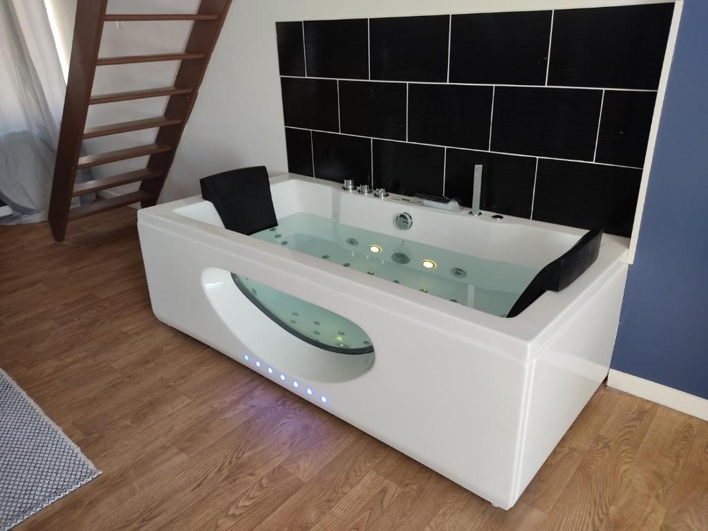 Jacuzzi NG Suitehome Blanc Seau Balnéo Tourcoing