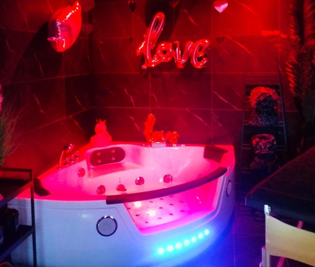 LOVE & Relax bouteille de champagne offert Épernay avec Jacuzzi Privatif LOVE & Relax bouteille de champagne offert Épernay avec Jacuzzi Privatif