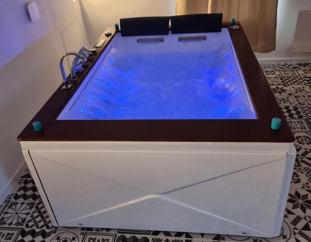 Privée Jacuzzi sauna billard jeux SO Saint-Quentin avec Spa Privatif Privée Jacuzzi sauna billard jeux SO Saint-Quentin avec Spa Privatif