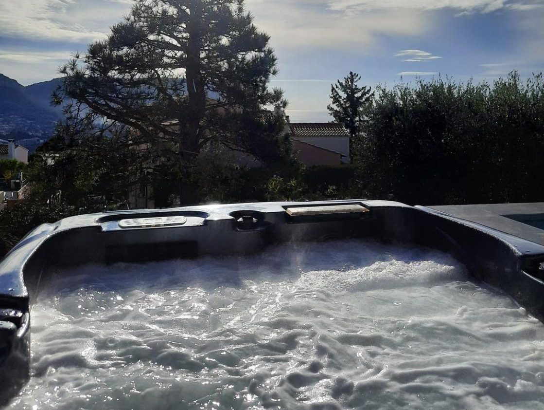 Studio Cassis port pin vue mer piscine, jacuzzi hammam parking PRIVES