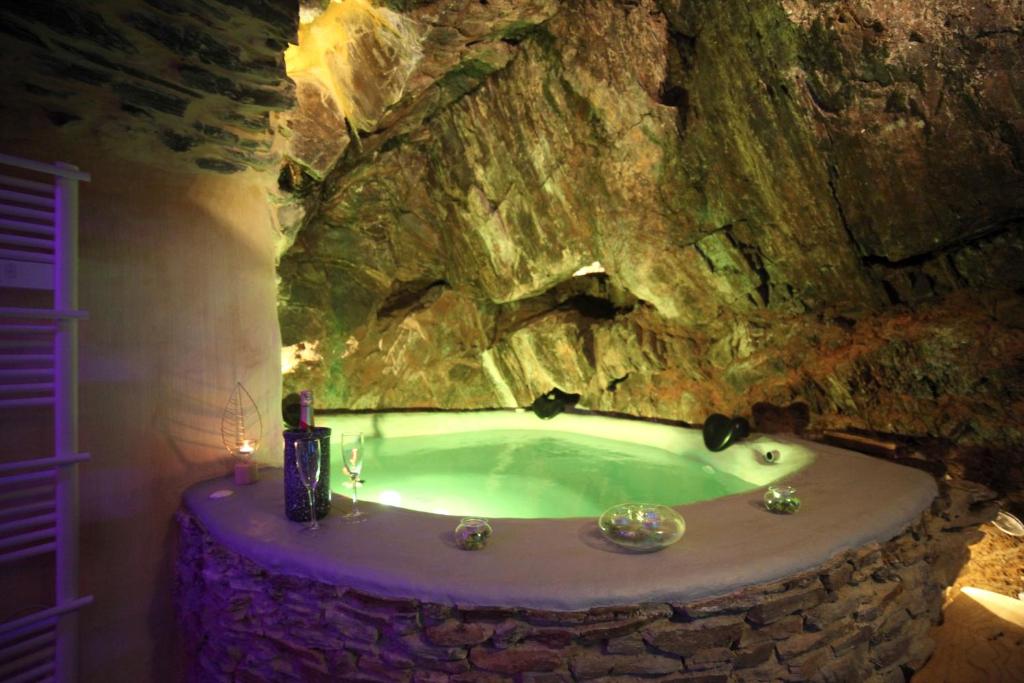 The Ginkgo Collioure Amazing Priveé Jacuzzi built in Rock 20m from the Beach