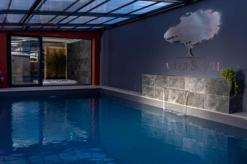 Villa Seyal Le Mans avec piscine jacuzzi sauna & climatisation